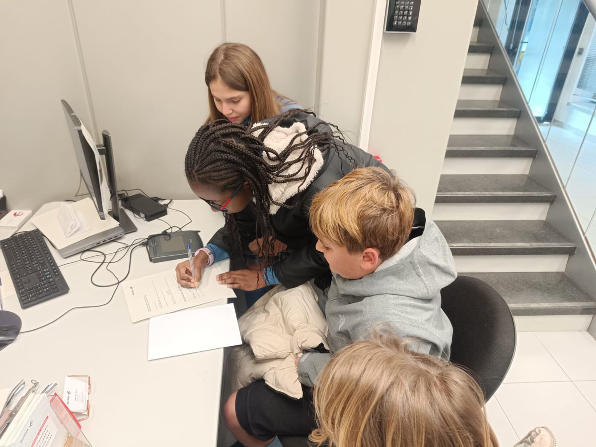 scarned0's tweet photo. Los alumnos de 6.° Primaria siguen avanzando en su cooperativas, y por ello, hoy ha acudido al banco los equipos directivos de las mismas. Una vez allí, han abierto una cuenta bancaria para así poder ir ingresando los beneficios que van obteniendo con la venta de sus productos. https://t.co/wZl3eq4CbT