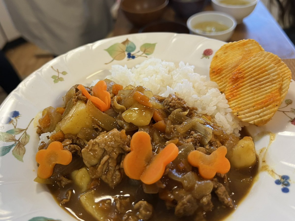 今日の「子ども食堂」は、「春のお祝いカレー」🌷　ちょうちょ飛ばしたりポテチつけたり‥😊　子どもと大人合わせて101人でした🌳　雨でもたくさん来てくれました☔️
フォロワー様から届いたカレールゥ、使わせていただきました♥️ありがとうございました☺️
＃カレー
＃こども食堂