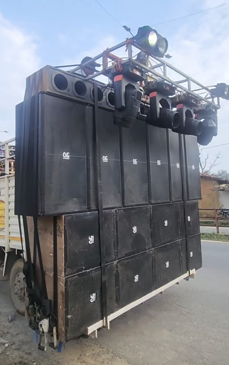 DrManishKush's tweet photo. Pickup ki body se bahar nikle ye bhari DJ box sabse zyada khatra saamne se aane walo ke liye hain. Raat mein sirf headlight dikhti hai, bahar nikla load nahi. Patli sadak par to samne wale ke pas side lene ki jagah b nhi bachti. In par turant sakht karwai honi chahiye. @CG_Police https://t.co/0146oOqMSg