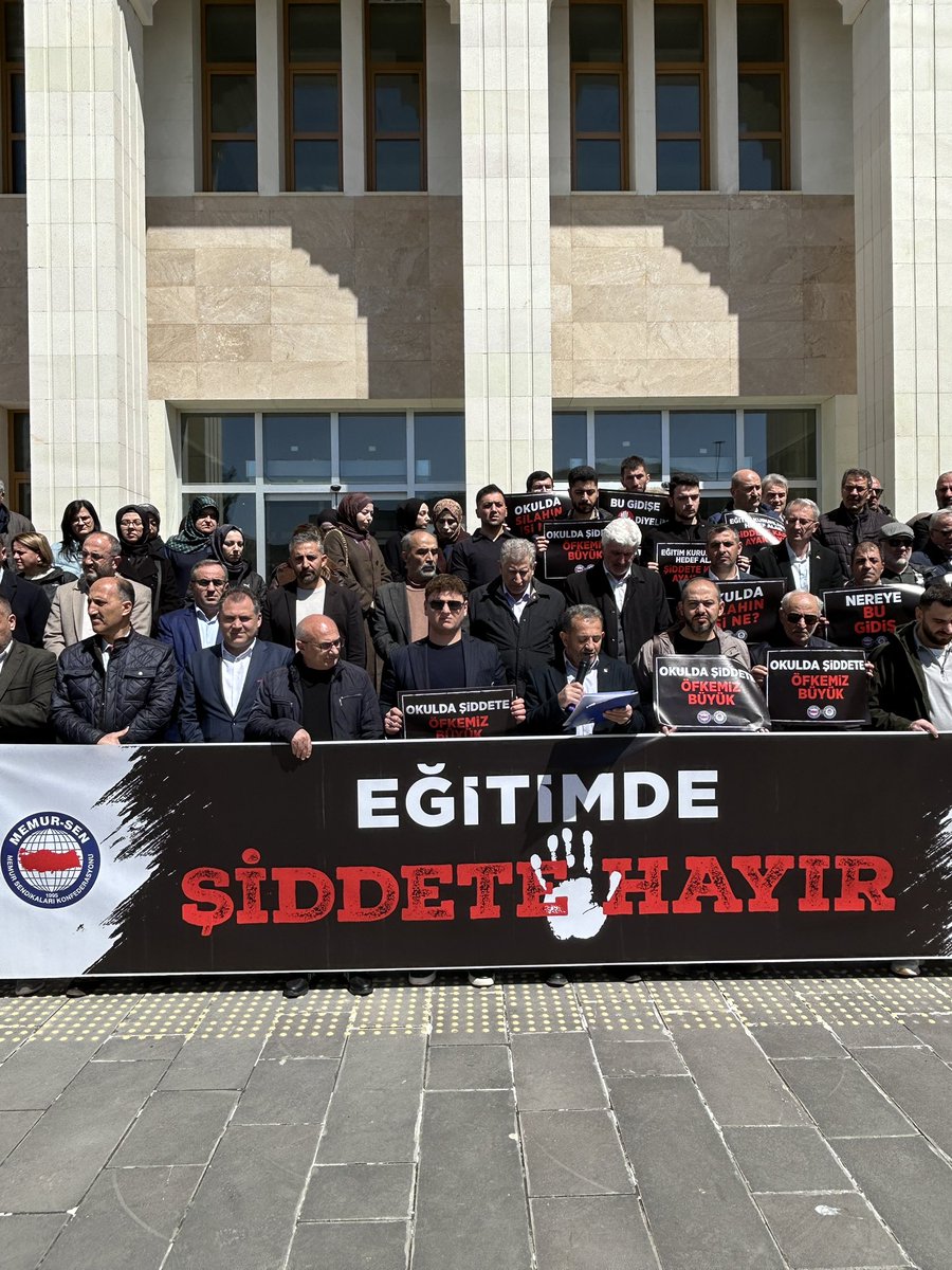 BayburtEbs's tweet photo. Dün Şanlıurfa Siverekte bugün Kahramanmaraş Ayser Çalık Ortaokulu’nda meydana gelen menfur saldırıları nefretle kınıyoruz.
Hayatını kaybedenlere Allah’tan rahmet, yaralılara acil şifalar diliyor; acılı ailelere, yakınlarına, eğitim camiasına başsağlığı dileklerimizi iletiyoruz. https://t.co/gM0V8S3j1l