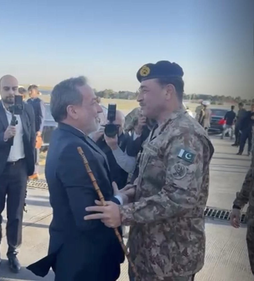 SadaeMazlomeen's tweet photo. Pakistan is balancing three fronts at once: With its army chief in Tehran, its prime minister in Riyadh, and its hearts open to Washington. https://t.co/gT90uUv5ET