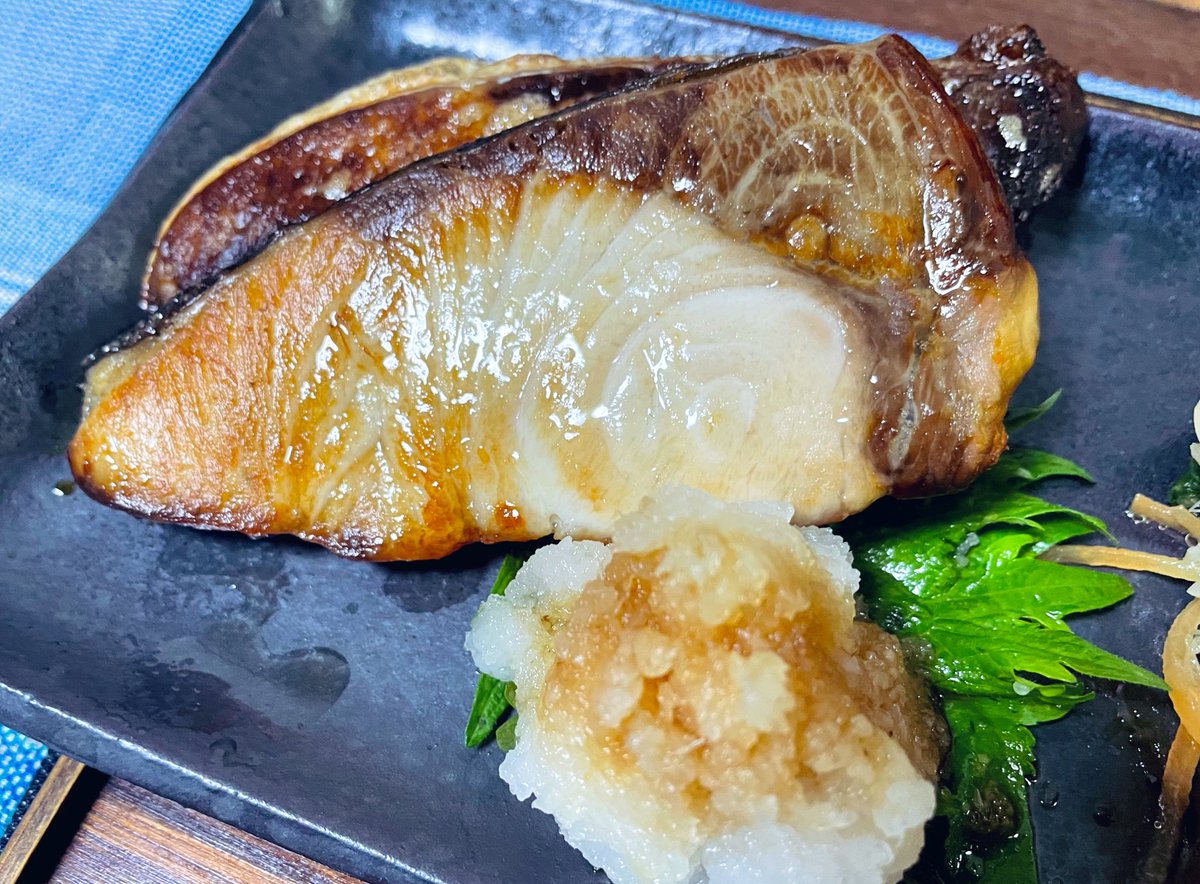 Tomo_Mrk3B01's tweet image. Super hungry now bcz I haven’t grabbed anything but one protein bar since lunch🤤
Wow. The main for #dinner tonight , Grilled yellowtail looks so tasty, and the topping, Daikon with Ponzu makes it more tasty! Let’s eat!
#cookingathome 
#おうちごはん 
#twinglish 
#Twitter家庭料理