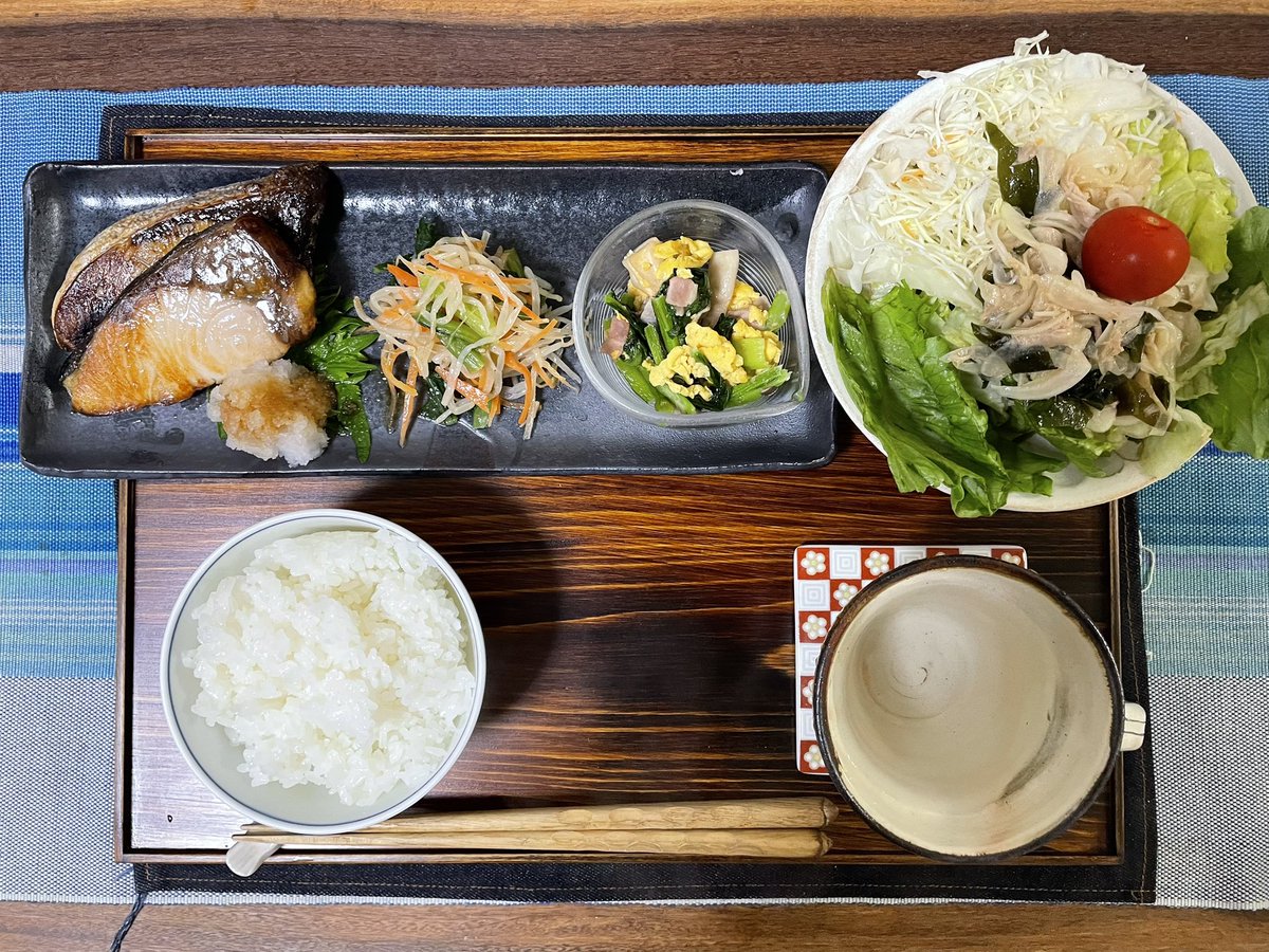 Tomo_Mrk3B01's tweet image. Super hungry now bcz I haven’t grabbed anything but one protein bar since lunch🤤
Wow. The main for #dinner tonight , Grilled yellowtail looks so tasty, and the topping, Daikon with Ponzu makes it more tasty! Let’s eat!
#cookingathome 
#おうちごはん 
#twinglish 
#Twitter家庭料理