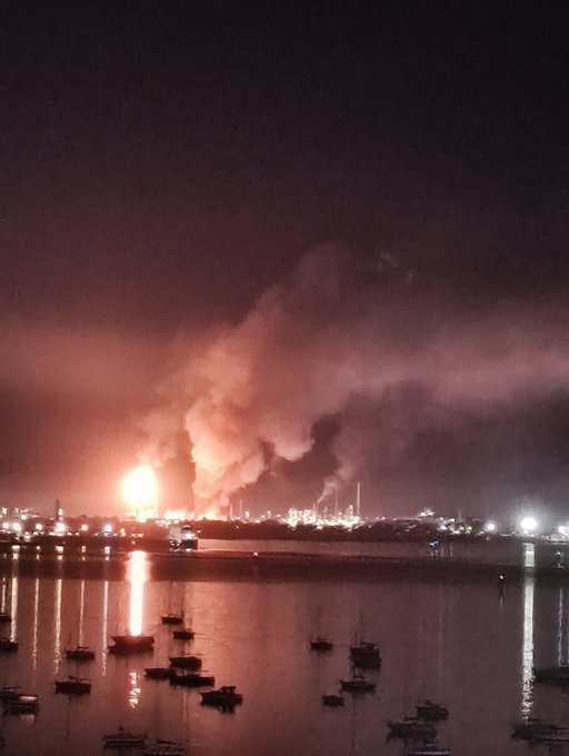 TimjboAU's tweet photo. Reported Viva Energy's Corio refinery in Geelong is ablaze
Source: Geelong Community FB https://t.co/oRsI10fVr3