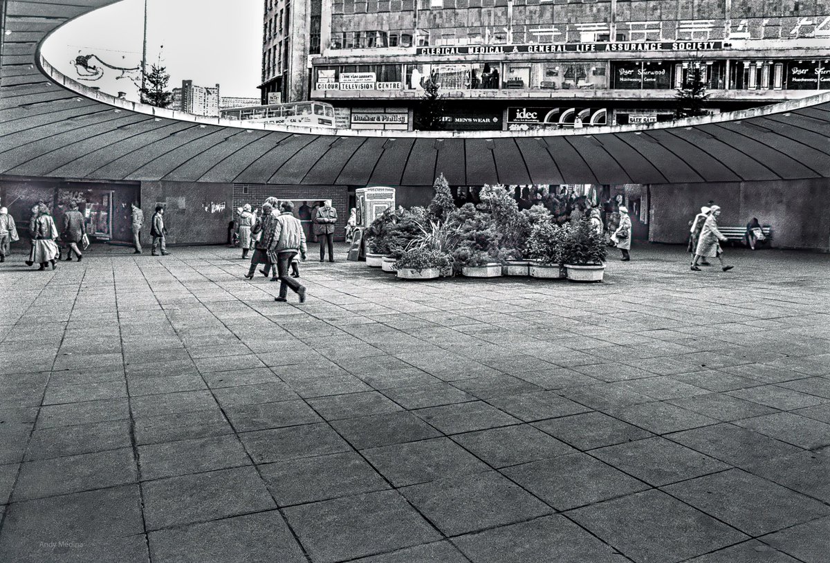 Pott_Shrigley_'s tweet image. A new to the internet photo of the Hole in the Road, taken by Andy Medina in 1982. Hyde Park Flats in the distance. #Sheffield