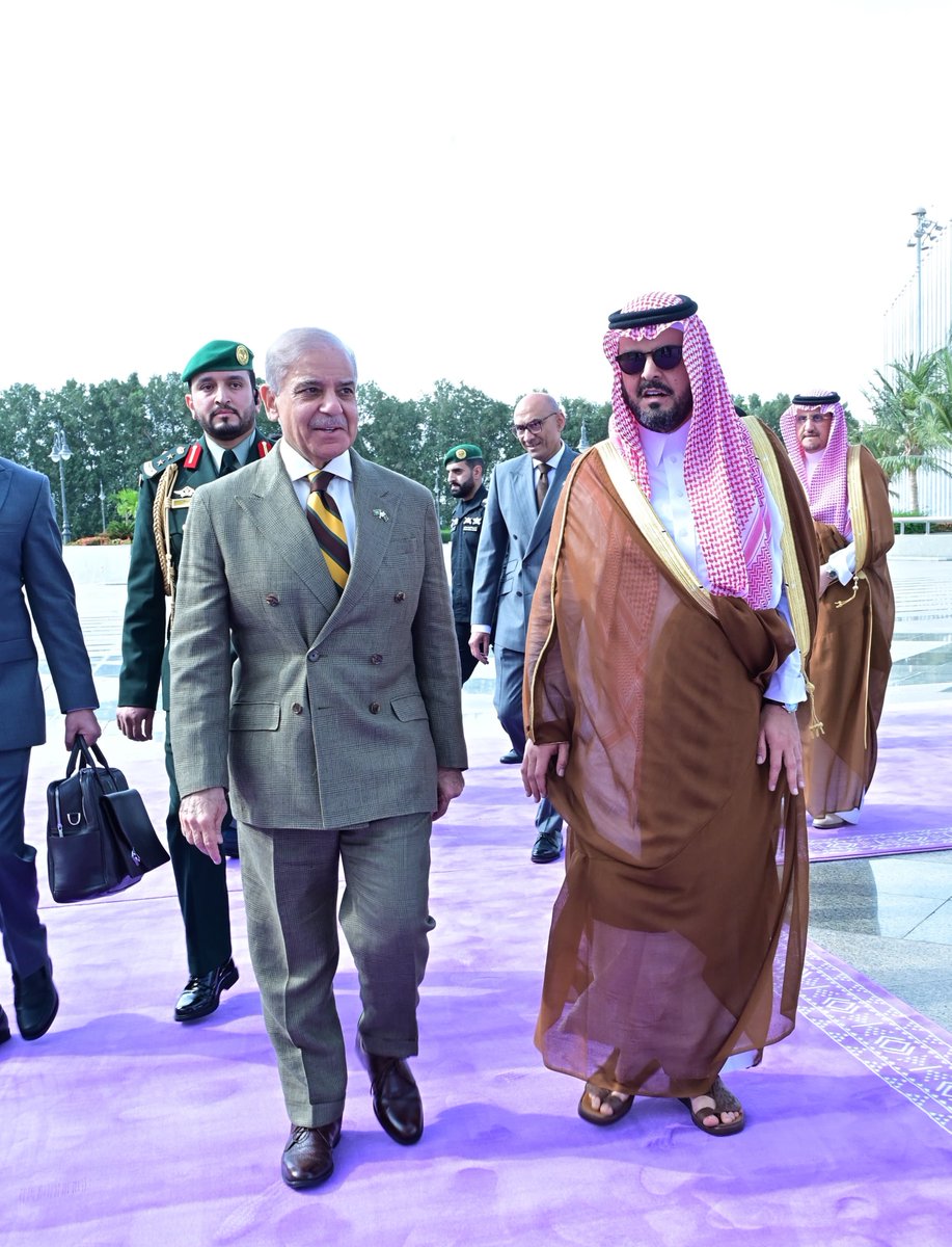 Prime Minister Muhammad Shehbaz Sharif has arrived in Jeddah for high-level talks with Crown Prince Mohammed bin Salman. 🕊️ 🇵🇰🇸🇦