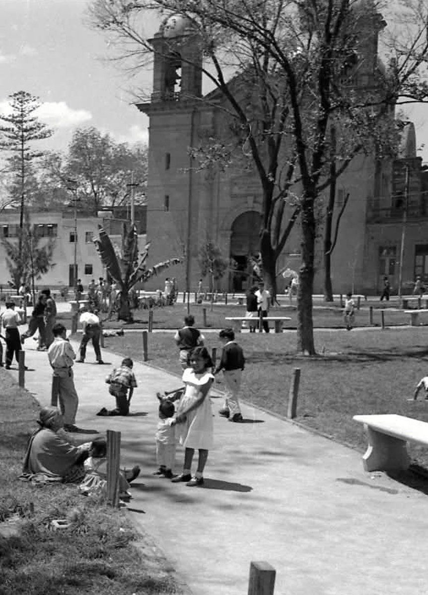 morenosanchez03's tweet image. Vida cotidiana en el jardín del templo de los ángeles en la colonia Guerrero - 1955
#Mexdelrecuerdo #Ayer #olddays #gente #remember
