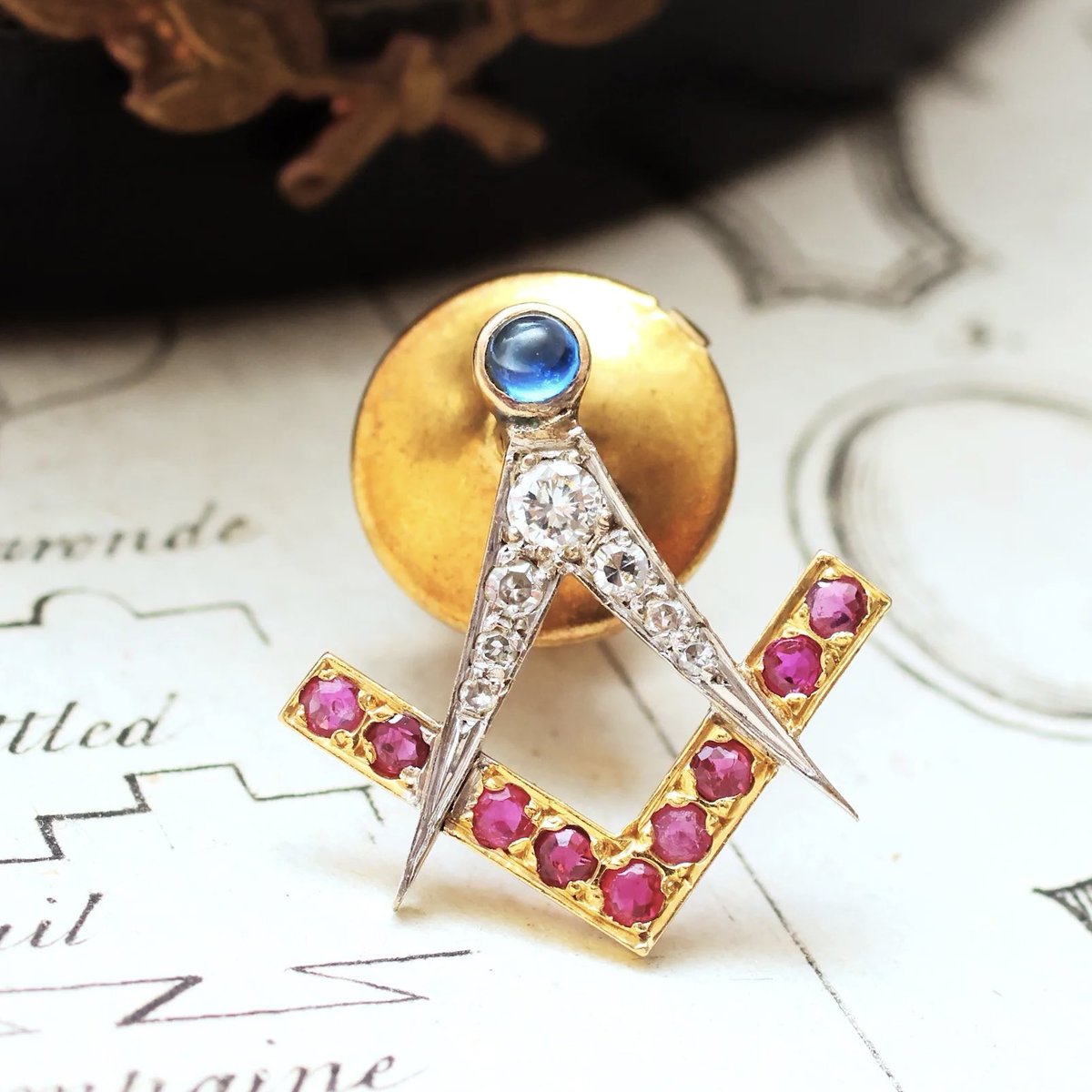diamtrader's tweet image. 📐 The jewels of #Freemasonry are more than ornamental objects they are symbols of knowledge, virtue, and moral duty. 

Each piece, from the #Square to the #Compasses, reflects timeless principles guiding personal growth and ethical conduct. 

Historically worn by lodge officers,