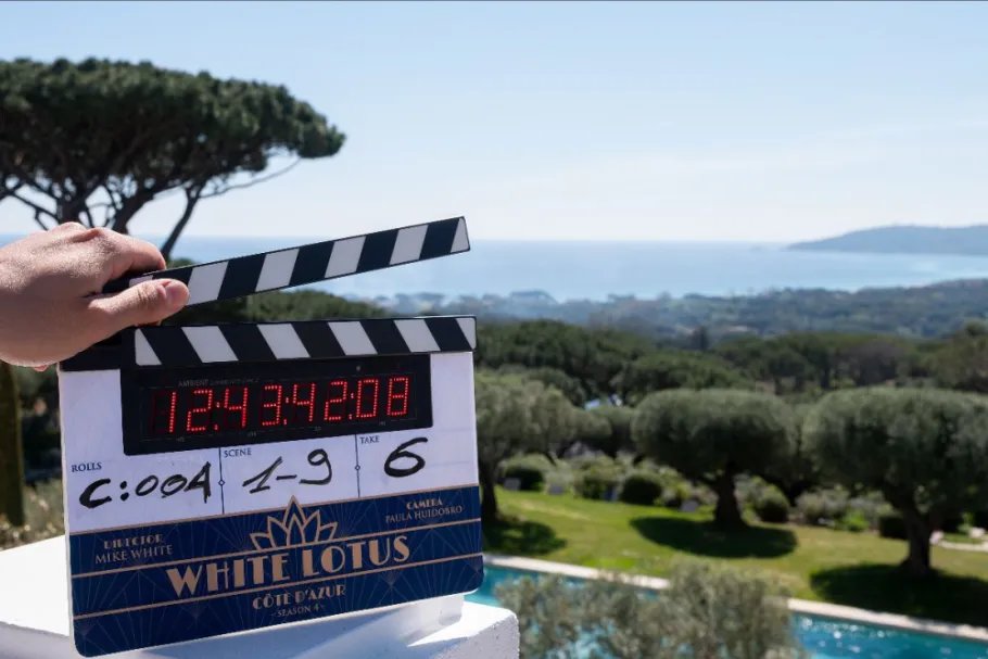 oxentepipoca's tweet photo. Enredo da 4ª temporada de 'The White Lotus' acaba de ser revelada pela HBO:

“A quarta temporada acompanhará um novo grupo de hóspedes e funcionários do hotel White Lotus ao longo de uma semana, ambientada durante o Festival de Cannes” https://t.co/BMs8vuuyMM