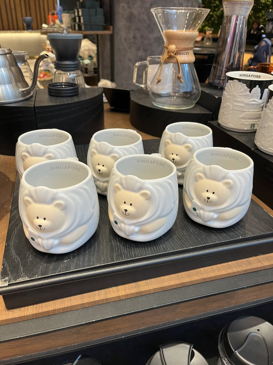 littlechikaloha's tweet photo. 何回乗り継いでも楽しいチャンギ空港🇸🇬
久しぶりにジュエルの滝のライトショーが見れて綺麗でした~🌸
スタバで飲んだ期間限定？の抹茶オーツミルクソイプディングフラペチーノがめっちゃ美味しかった😋ただ9.8ドルで1300円くらいだった💦 https://t.co/P6yJ9TDFmU