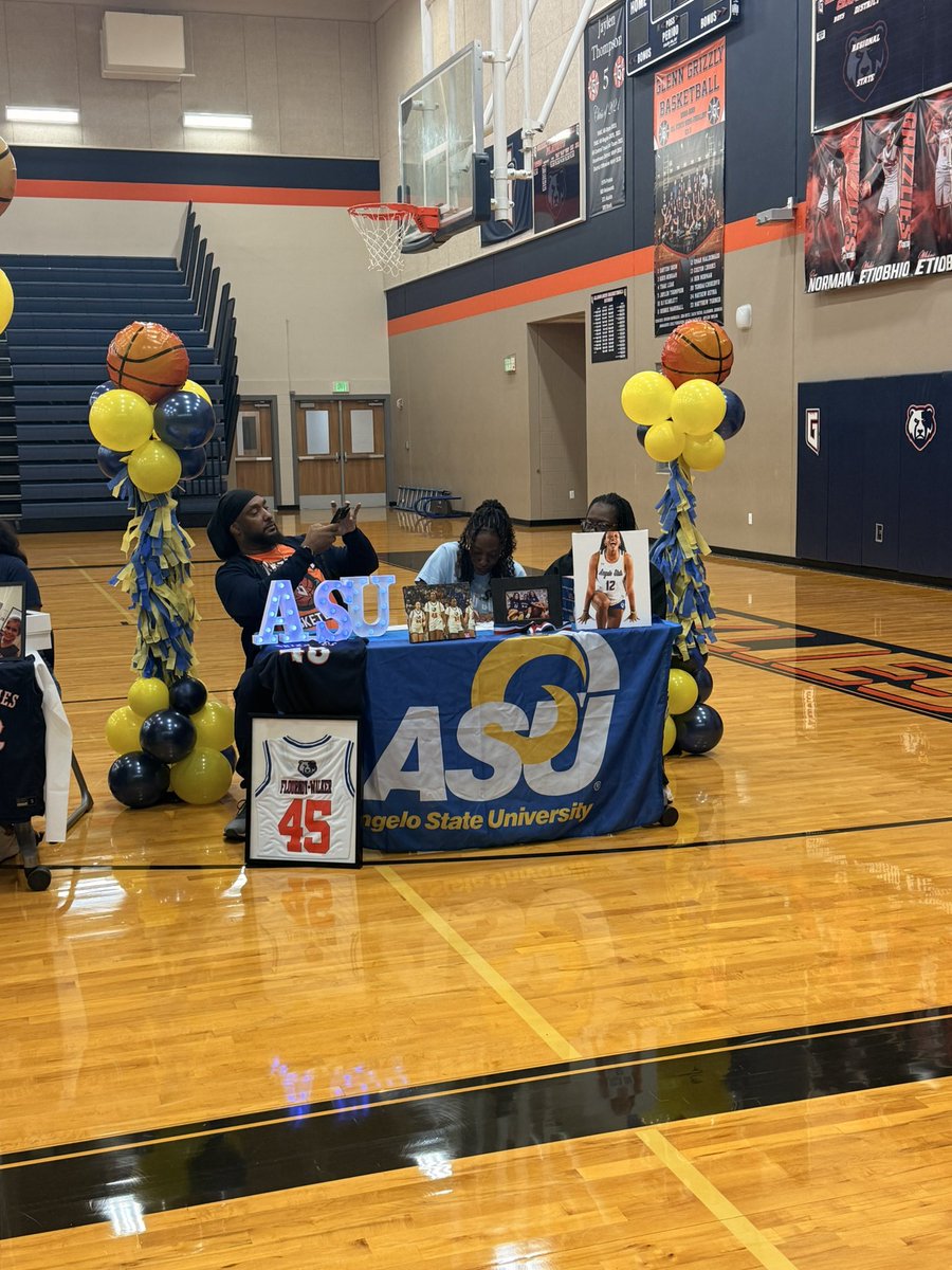 GrizzGirlsBball's tweet photo. Congratulations to these 3 young ladies as they made the decision to continue playing at the next level! We can’t wait to see what you accomplish at the next level! #GrizzlyElite https://t.co/hXheuoFXfS