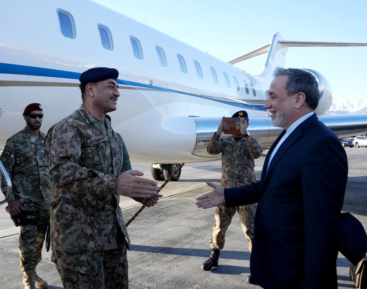 FM Syed Asim Munir arrives in Tehran, welcomed by Iranian Foreign Minister Abbas Araghchi. 🇵🇰🇮🇷
