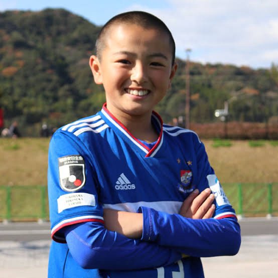jack2pyra's tweet photo. Shusei Miyamoto a tout ce qu’il faut pour devenir un grand attaquant. Issu de la formation du Yokohama F. Marinos avant son passage à Teikyo, il possède déjà une base très solide.

Tout juste arrivé à l’université de Juntendo, il a déjà fait ses débuts alors qu’il n’est qu’en première année.

Je pense d’ailleurs qu’il aurait déjà pu signer professionnel, mais il a choisi de se perfectionner pour ne pas être simplement un joueur pro, mais un véritable top player à la sortie du système universitaire.

La saison passée, il a été époustouflant en Prince League du Kantō avec Teikyo, et il a également très bien commencé cette année avec la sélection de lycée en s’illustrant dans le match face à la Jleague Team (U18), il a également brillé durant  la Denso Cup.

#順天堂大学蹴球 #juntendo_football #宮本周征 #marinos #帝京