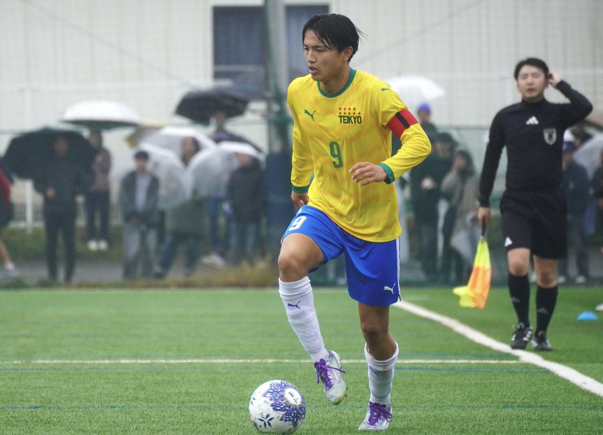 jack2pyra's tweet photo. Shusei Miyamoto a tout ce qu’il faut pour devenir un grand attaquant. Issu de la formation du Yokohama F. Marinos avant son passage à Teikyo, il possède déjà une base très solide.

Tout juste arrivé à l’université de Juntendo, il a déjà fait ses débuts alors qu’il n’est qu’en première année.

Je pense d’ailleurs qu’il aurait déjà pu signer professionnel, mais il a choisi de se perfectionner pour ne pas être simplement un joueur pro, mais un véritable top player à la sortie du système universitaire.

La saison passée, il a été époustouflant en Prince League du Kantō avec Teikyo, et il a également très bien commencé cette année avec la sélection de lycée en s’illustrant dans le match face à la Jleague Team (U18), il a également brillé durant  la Denso Cup.

#順天堂大学蹴球 #juntendo_football #宮本周征 #marinos #帝京