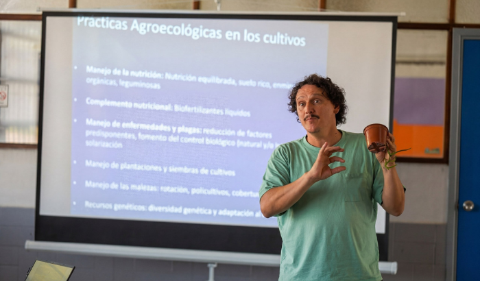 MunicipioGMvd's tweet photo. Compartimos🌱
Jornada de Huertas Agroecológicas en el Centro Cultural y Deportivo Sayago.
👉🏽Aprendizaje e intercambio con vecinas y vecinos, impulsado por Comisión de Huertas CVZ13, Unidad de Capacitación Ciudadana y Centro de Formación y Estudios.
#EscontiGo https://t.co/OemOP5Vf1g
