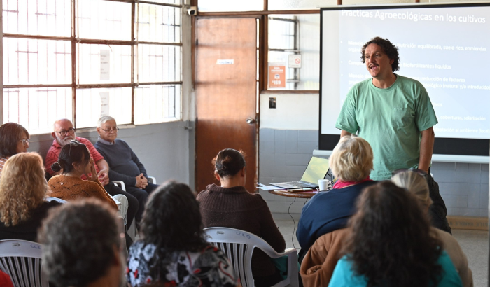 MunicipioGMvd's tweet photo. Compartimos🌱
Jornada de Huertas Agroecológicas en el Centro Cultural y Deportivo Sayago.
👉🏽Aprendizaje e intercambio con vecinas y vecinos, impulsado por Comisión de Huertas CVZ13, Unidad de Capacitación Ciudadana y Centro de Formación y Estudios.
#EscontiGo https://t.co/OemOP5Vf1g