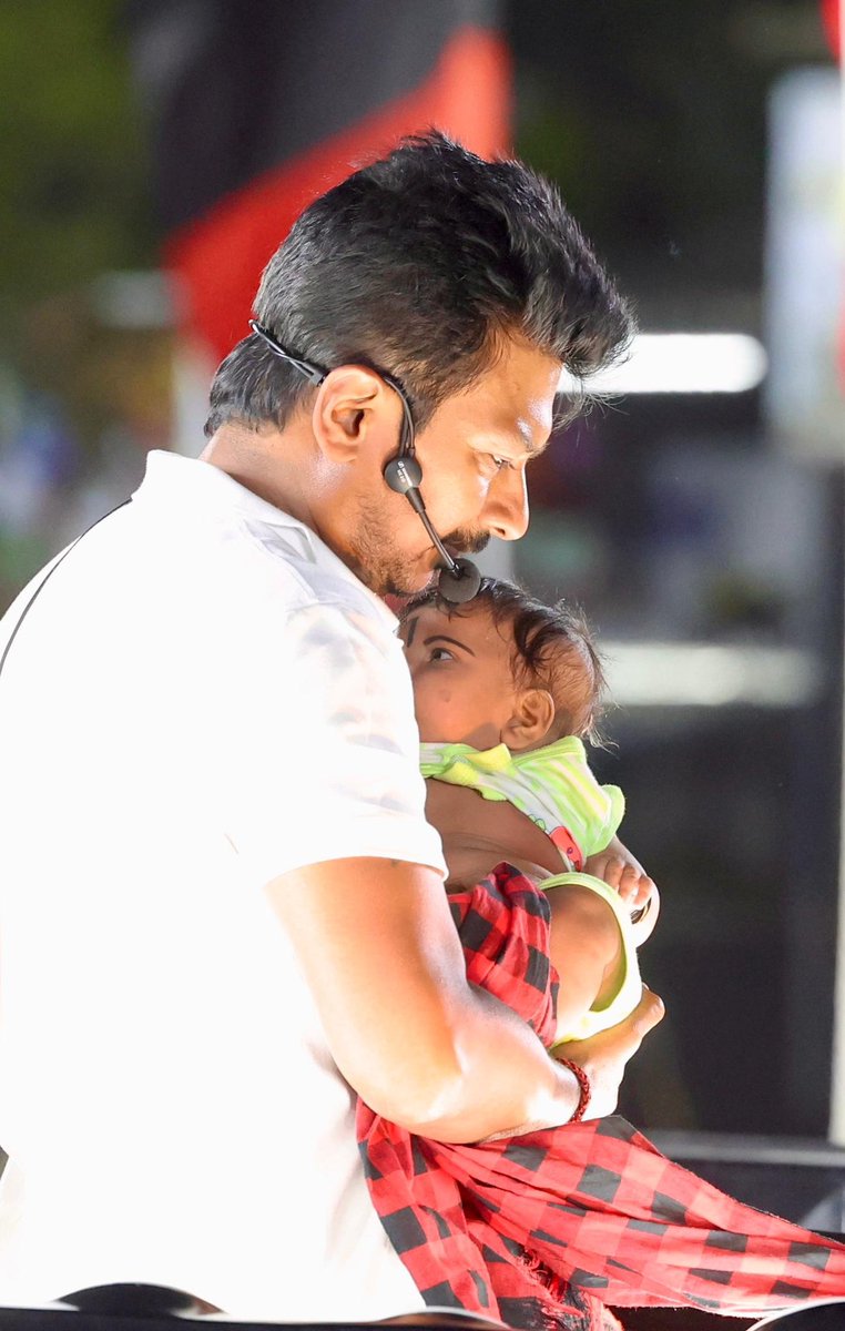 Udhaystalin's tweet photo. விருதுநகர் மாவட்டம் சாத்தூர் சட்டமன்ற தொகுதியில் போட்டியிடும் கழகத்தின் வெற்றி வேட்பாளர் அண்ணன் கடற்கரை ராஜ் அவர்களுக்கு ஆதரவாக இன்றைய தினம் வாக்கு சேகரித்தோம்.

தமிழ்நாட்டின் உரிமைகளை பறிக்கும் பாசிச கூட்டத்தின் சதிசெயல்கள் குறித்தும் அவர்களுக்கு உடந்தையாக இருக்கும் அடிமை கூட்டத்தின் துரோகங்களையும் மக்களிடம் எடுத்துரைத்தோம்.

பாசிசவாதிகளை எதிர்த்து போராடிக்கொண்டிருக்கும் மாண்புமிகு முதலமைச்சர் @mkstalin அவர்களுக்கு வலு சேர்த்து தமிழ்நாட்டை தலைகுணியாமல் காக்க உதயசூரியன் சின்னத்திற்கு ஆதரவளிக்குமாறு கேட்டுக்கொண்டோம்.

தமிழ்நாடு போராடும்! தமிழ்நாடு வெல்லும்! 

#Vote4DMK #ஸ்டாலின்_தொடரட்டும் #தமிழ்நாடு_வெல்லட்டும்