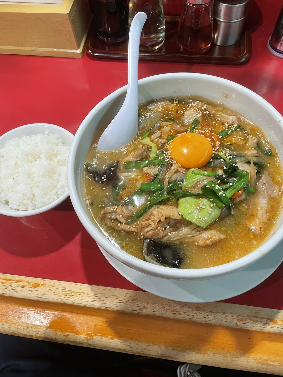 yorozuyajinchan's tweet photo. 阿佐ヶ谷　えのけんラーメン
スタミナラーメン　半ライス食べた
圧倒的ボリューム　豚肉が厚くて野菜もデカくて美味い
具が多いからご飯も進む
最高だった🤤
毎回食べたいなあと思って帰ることになるから、先に通過儀礼を済ませた
気がつけば……豪遊っ！２日続けて豪遊っ…！
明日から減量頑張ろう😭 https://t.co/miEEqGEyCc