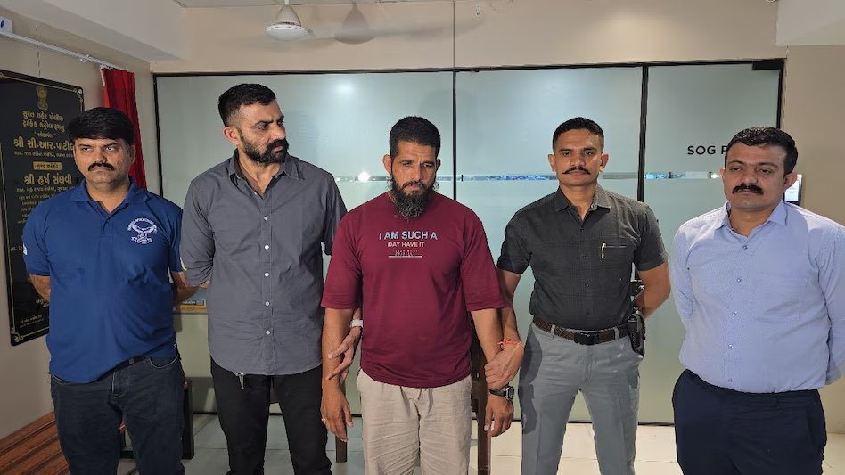 मामला सूरत का बताया जा रहा है 
ऐसे लोग समाज के कैंसर है।
एक अरबपति 🔥हिंदू की पत्नी🔥 को जिम जाने का शौक हुआ। पति ने जाने दिया। उसे अपनी पत्नी पर भरोसा था। अपने प्यार पर यकीन था।

जिम जाकर पत्नी  जिम ट्रेनर “शब्बीर असगर” ट्रंकवाला से ऐसी दोस्ती किया कि बात निजी तस्वीरें खींचने और