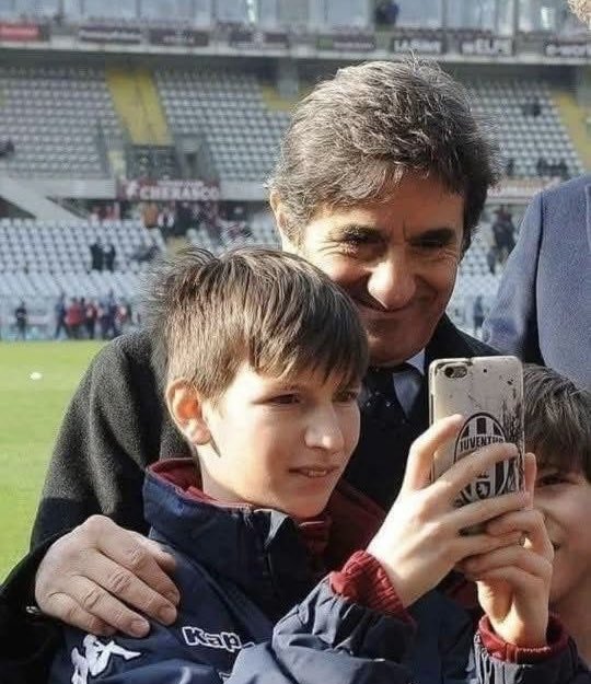 nella foto un grande gobbo e due bambini che si fanno un selfie..
resta quiiiii