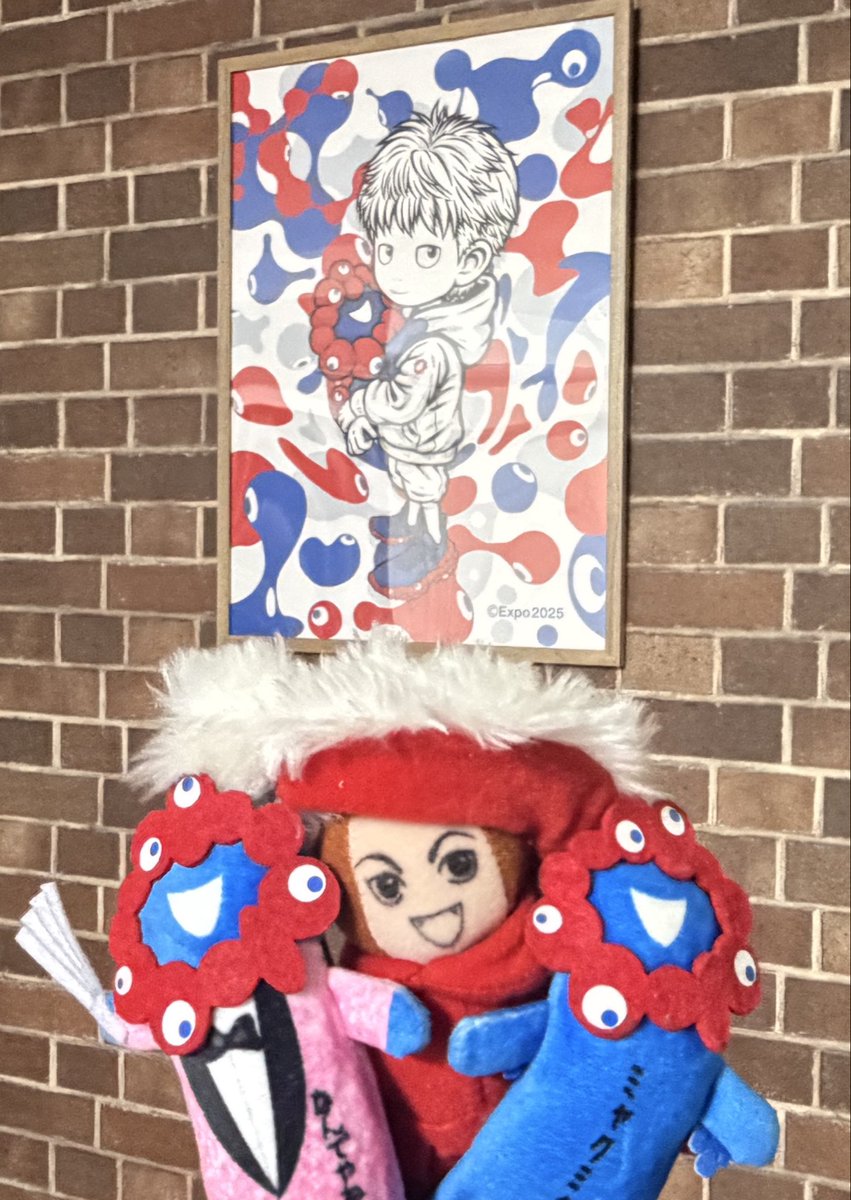 アーティストATSUSHI MAEDAさんがミャクミャクを用いて描かれた作品‼️
男の子とミャクミャクが印象的✨
ポスターだけど額に入れてリビングに飾ったらいい感じ✨
家にあったミャクミャク2体とBurnin' X'mas西川貴教さんぬい人形と撮ってみた🙌