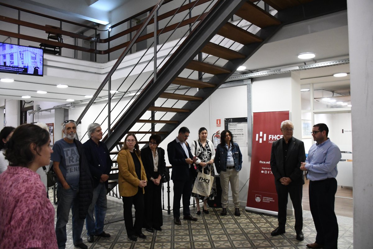 FHCE_Udelar's tweet photo. 📍 Hoy se inauguró la Placa Mónica Benaroyo, en presencia del decano @nduffausoto y del ministro @MinLubetkinUy.

Mónica, egresada de la Licenciatura en Filosofía de la entonces Facultad de Humanidades y Ciencias, fue detenida desaparecida por la dictadura chilena en 1973.

1/2🧵 https://t.co/XSGFmoyypQ