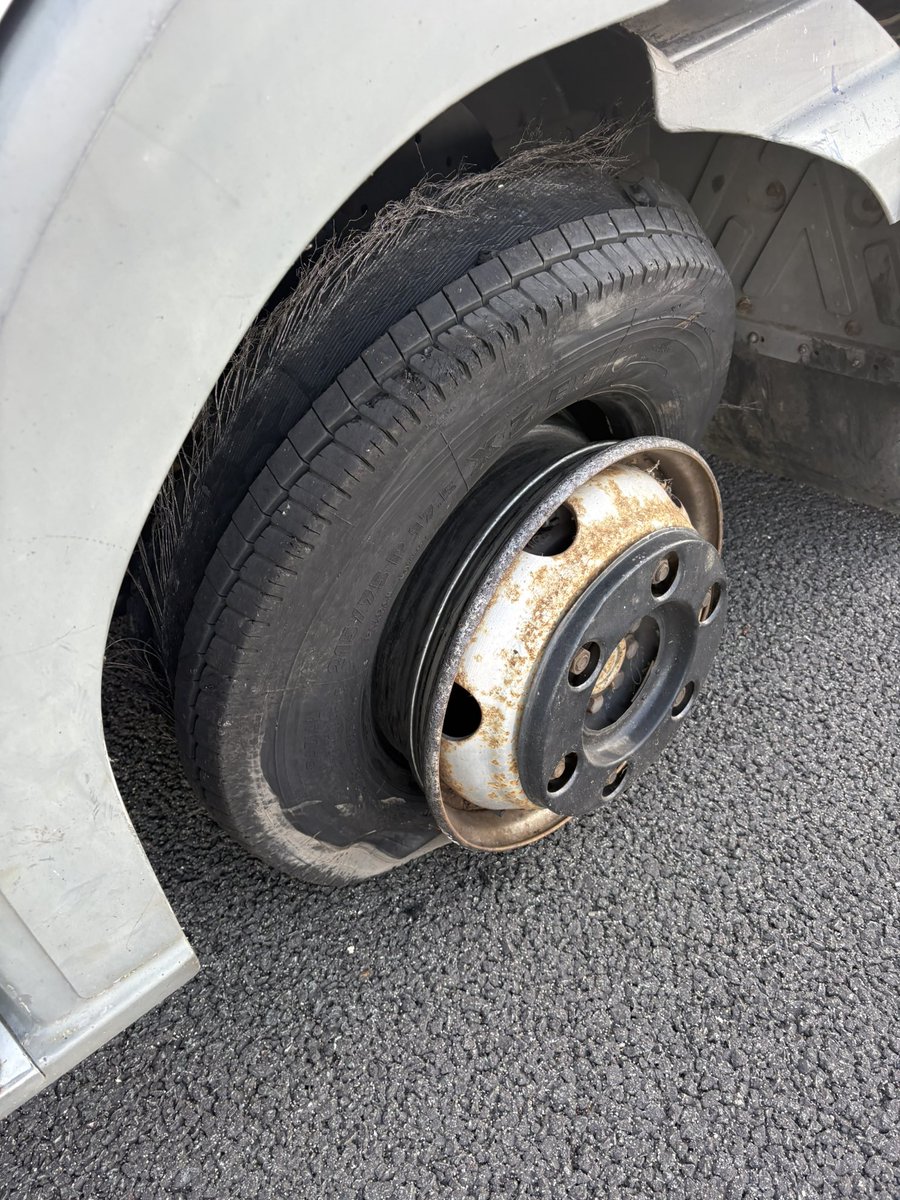 WIS_Wim's tweet photo. Op de #A15 richting Deil t.h.v. afrit 29 is de rechterrijstrook afgesloten i.v.m. een vrachtwagen met klapband! #Leerdam https://t.co/uQT3Konumj