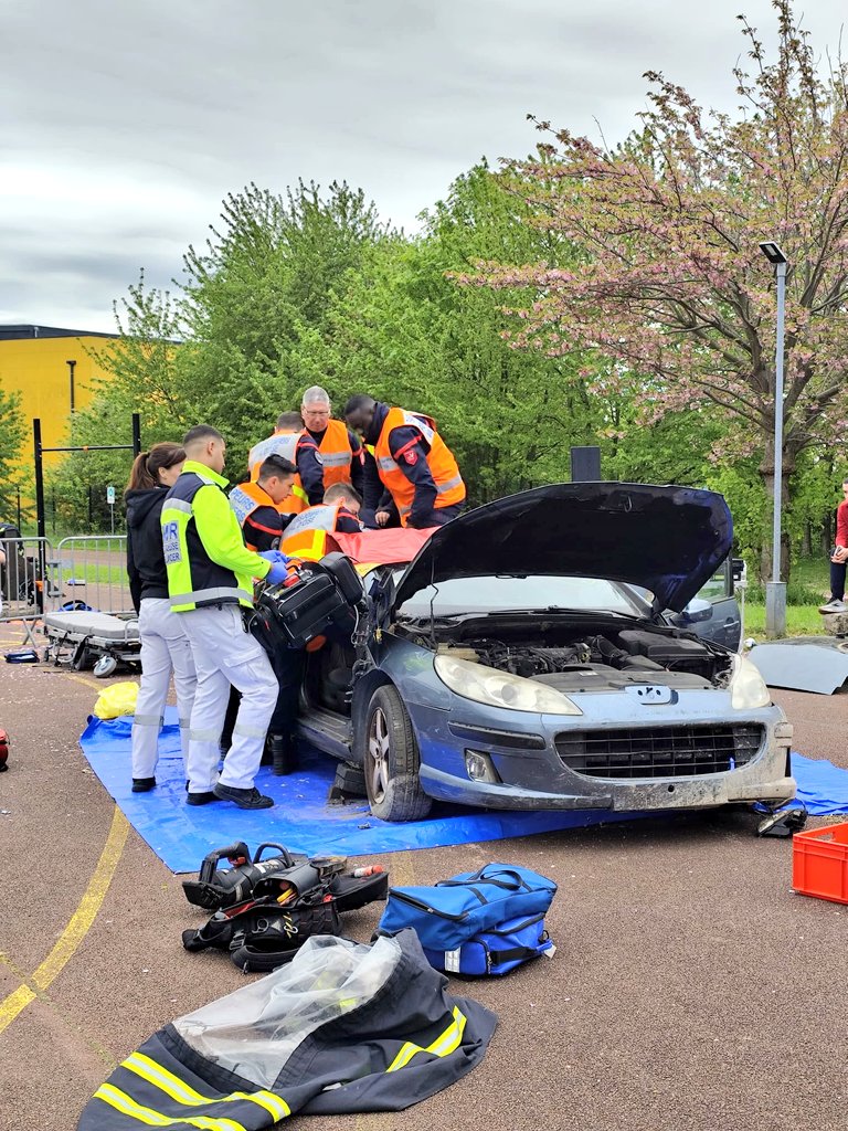 PoliceNat95's tweet photo. 👮‍♂️ #Sécurité | Aujourd’hui à Gonesse, les policiers de @PoliceNat95 étaient présents au lycée René Cassin aux côtés du #SDIS95 et du #SAMU95.
👉 Présentation des métiers &amp; ateliers pratiques pour sensibiliser les élèves.
Un moment d’échange concret et engagé !
#Recrutement https://t.co/xUun7H7yFF