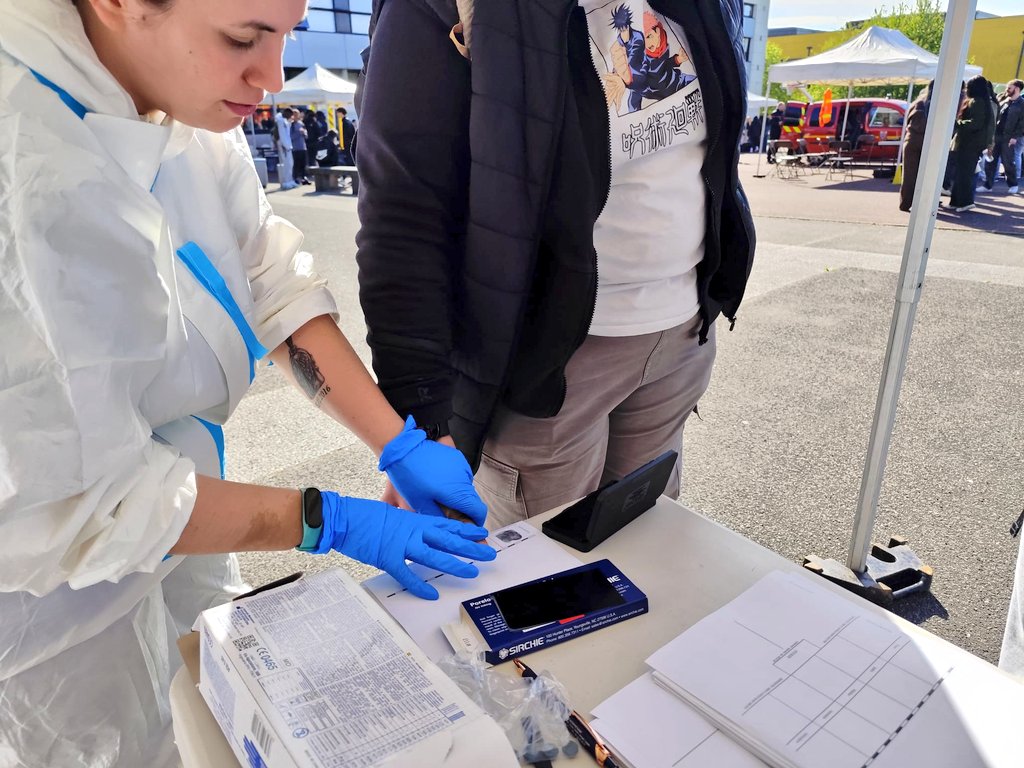 PoliceNat95's tweet photo. 👮‍♂️ #Sécurité | Aujourd’hui à Gonesse, les policiers de @PoliceNat95 étaient présents au lycée René Cassin aux côtés du #SDIS95 et du #SAMU95.
👉 Présentation des métiers &amp; ateliers pratiques pour sensibiliser les élèves.
Un moment d’échange concret et engagé !
#Recrutement https://t.co/xUun7H7yFF