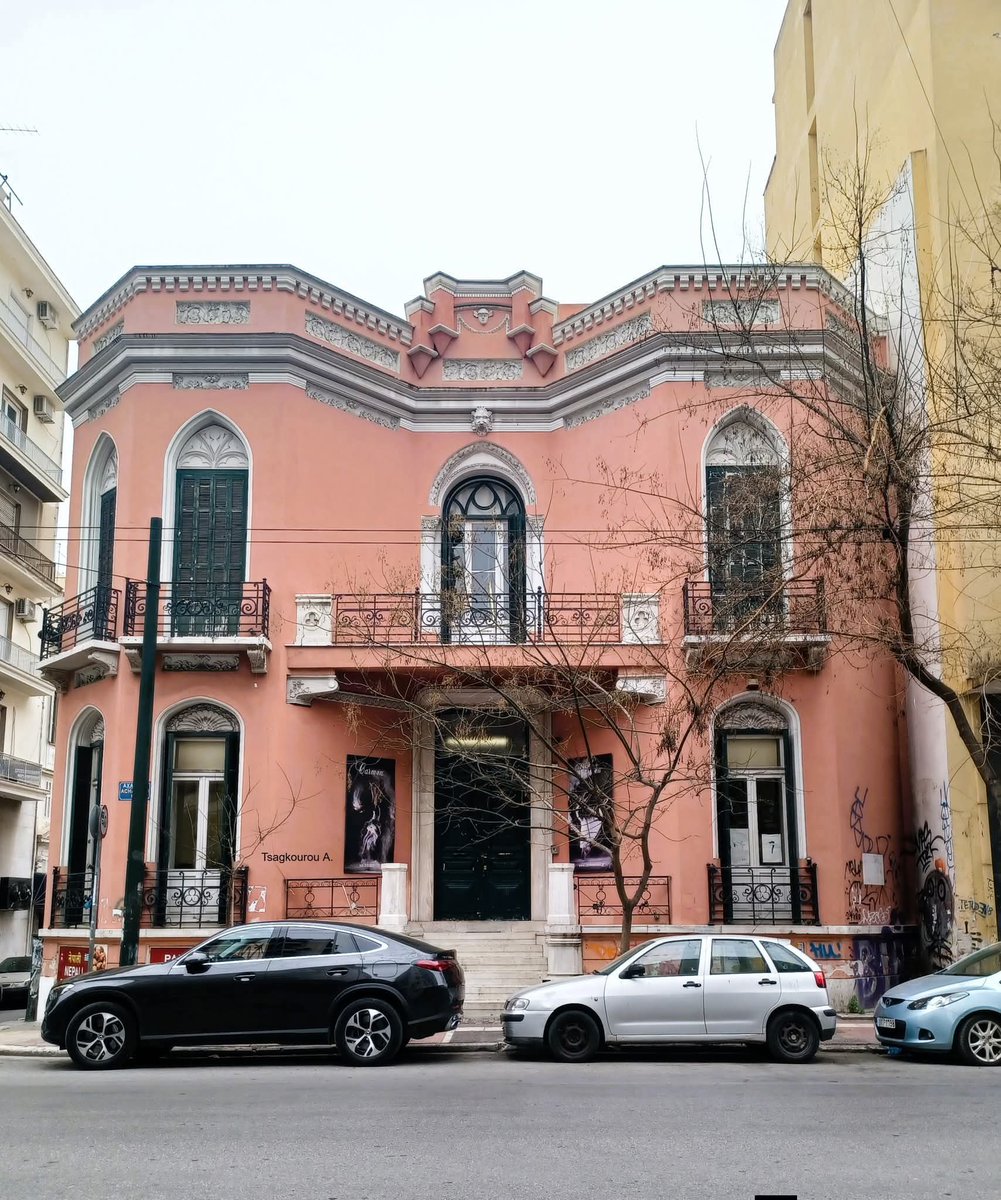 zoemertika's tweet photo. Το σπίτι του Ανδρέα Εμπειρίκου στην Πλατεία Βικτωρίας. https://t.co/9KwT8z0nKw