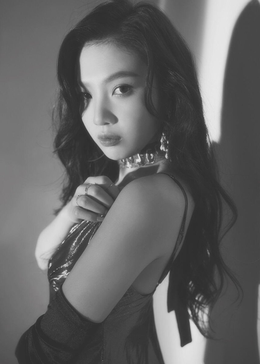 JOYful_global's tweet image. [260415] han jongchul’s unreleased peek-a-boo b-cuts of #JOY just surfaced on xhs and they are breathtaking

#조이 #레드벨벳조이