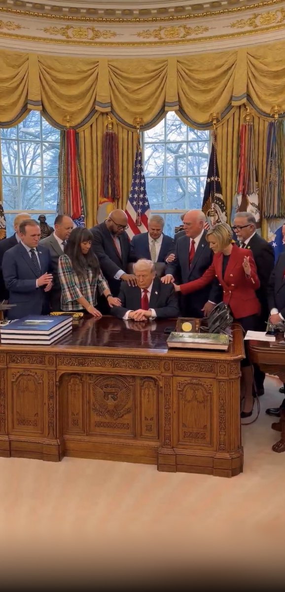 Başta Papa Leo olmak üzere Hristiyan dünyasının, Trump'ın kanlı ve kirli çıkar savaşlarına Tanrı'yı ve Mesih'i âlet etmesine tepki göstermesi, izin ve destek vermemesi, takdire şayandır.

Başta Yahudi ve İslam dünyası olmak üzere, tüm milletler, Tanrı'nın ve dinlerin kanlı ve