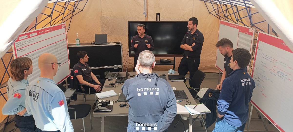 bomberscat's tweet photo. Fem un exercici d'emergència química a la Panreac de Castellar del Vallès. Hem simulat una fuita que produïa núvol tòxic, afectava a la població i calia confinar la vila. Hem desplegat l’estructura, les posicions i els recursos #SISCOM4 per la gestió de l'emergència
#bomberscat https://t.co/W5UtRXCuqz