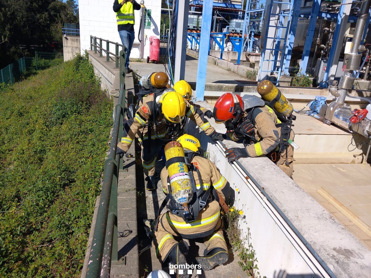 bomberscat's tweet photo. Fem un exercici d'emergència química a la Panreac de Castellar del Vallès. Hem simulat una fuita que produïa núvol tòxic, afectava a la població i calia confinar la vila. Hem desplegat l’estructura, les posicions i els recursos #SISCOM4 per la gestió de l'emergència
#bomberscat https://t.co/W5UtRXCuqz