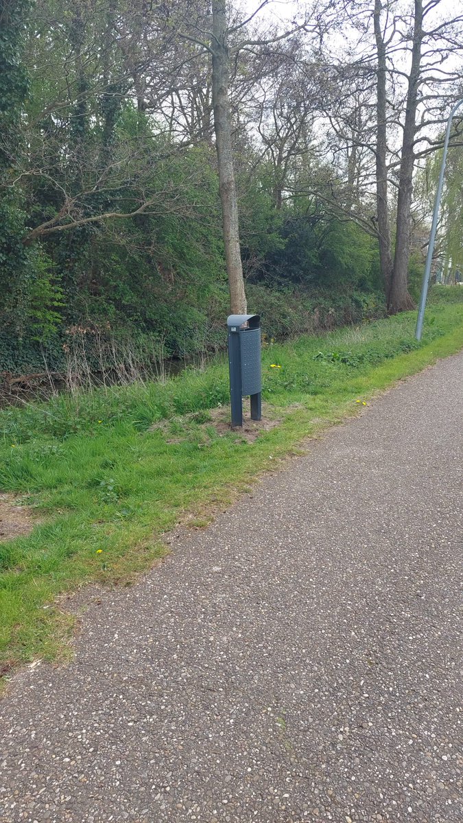 CUHaarlem's tweet photo. Helaas zit de ChristenUnie niet meer in de Haarlemse Gemeenteraad. Maar toch nog een succesje: er zijn extra afvalbakken in het Van der Aart Sportpark geplaatst. Nu nog op andere plekken. #zwerfafval #hondenpoep https://t.co/xBw36NWUCS