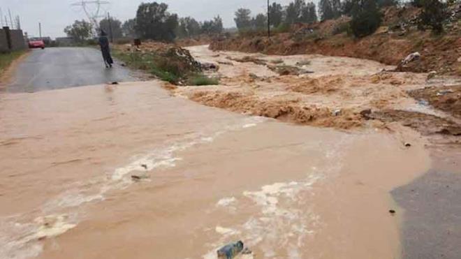 TapNewsAgency's tweet photo. #Tunisia: Heavy rainfall over 3 days in #Jendouba caused major flooding, cutting off multiple roads after several wadis overflowed, with routes between Fernana, Ghardimaou &amp; nearby villages disrupted &amp; authorities suspended classes in Tabarka &amp; Aïn Draham until April 18. #TAP_En https://t.co/wIrOYXVUL9