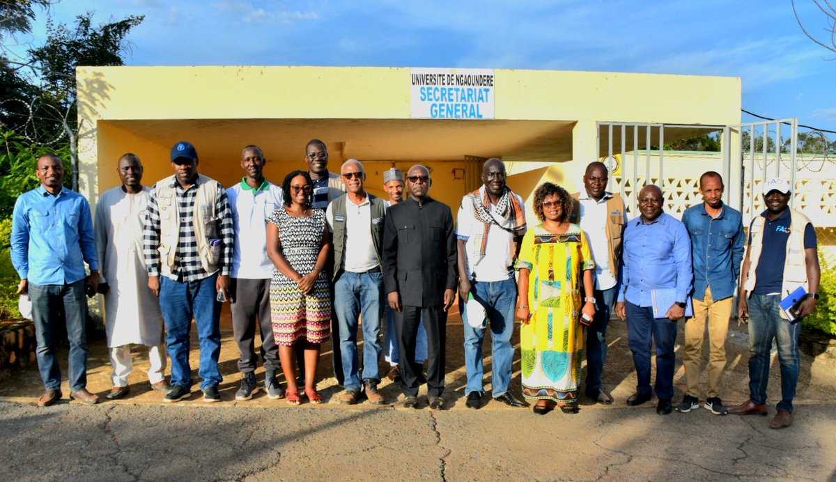 FAOCameroun's tweet photo. 🎓🇨🇲 À l'@univNdere, @QueridoAntonioL a échangé avec le Pr Tsala Tsala,Secrétaire général, sur des partenariats académiques pour la transformation des systèmes agroalimentaires, l’approche #UneSeuleSanté, le climat et le renforcement des capacités vers des universités‑entreprises https://t.co/KQI5ZHNGdj