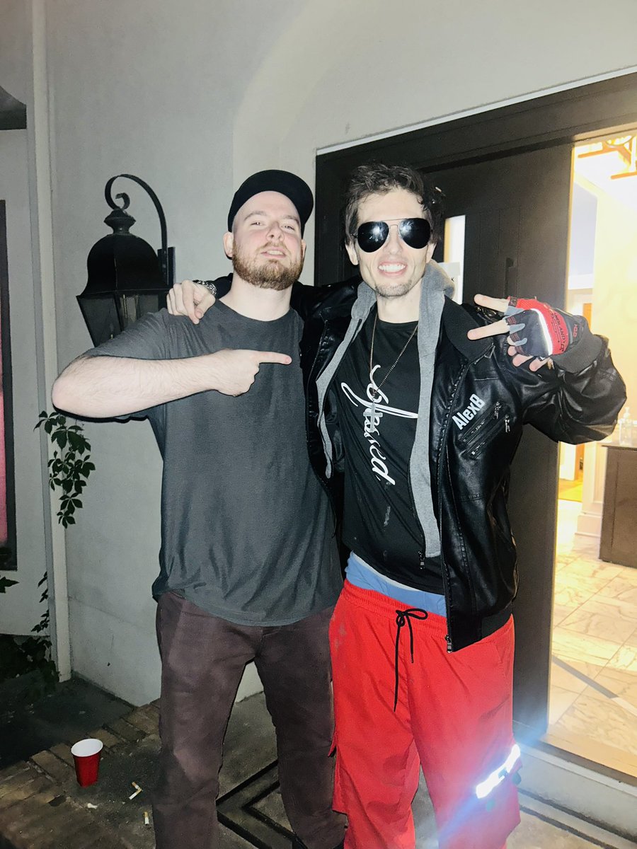 TheMonkeyCobra's tweet image. Gonna be a a big day !!! But before it starts.   Just wanted to pay homage to a beast and a king himself as well. 🐒👑🐍
-MKC
@VanceLatta 

#fishtanklive #fishtankdotlive #fun #beast #champ