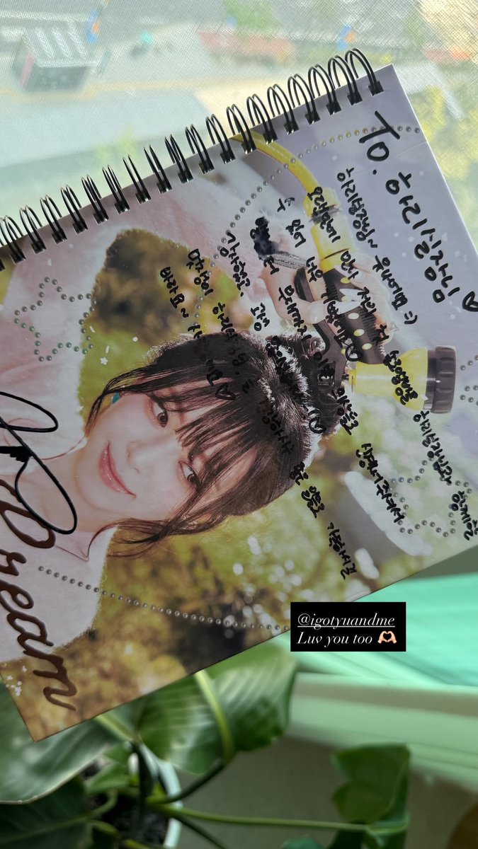 [INFO]

Yuna gifted her solo album to the outfit designer who worked on her “Ice Cream” promotions 🩷

❝To. Hary director
Hary director~ it’s Yuna =)
It’s been a while, and I was so happy to work with you on my first solo album ♡
Thank you for taking such great care of all the