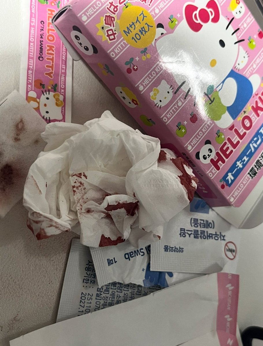 Katze7747's tweet photo. 돌아왔고 책상은 이렇고 배고프다…. 섹시샤워해야 하는데 우카지… https://t.co/7t6jysZ8qP