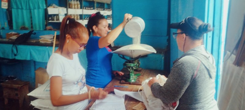 Distribuyen en Camagüey productos de la canasta familiar normada, actualmente se distribuyen gratuitamente cinco libras de arroz, por consumidor proveniente de China, un gesto de solidaridad que abraza los hogares agramontinos.
Más información: 👉facebook.com/plugins/post.p…