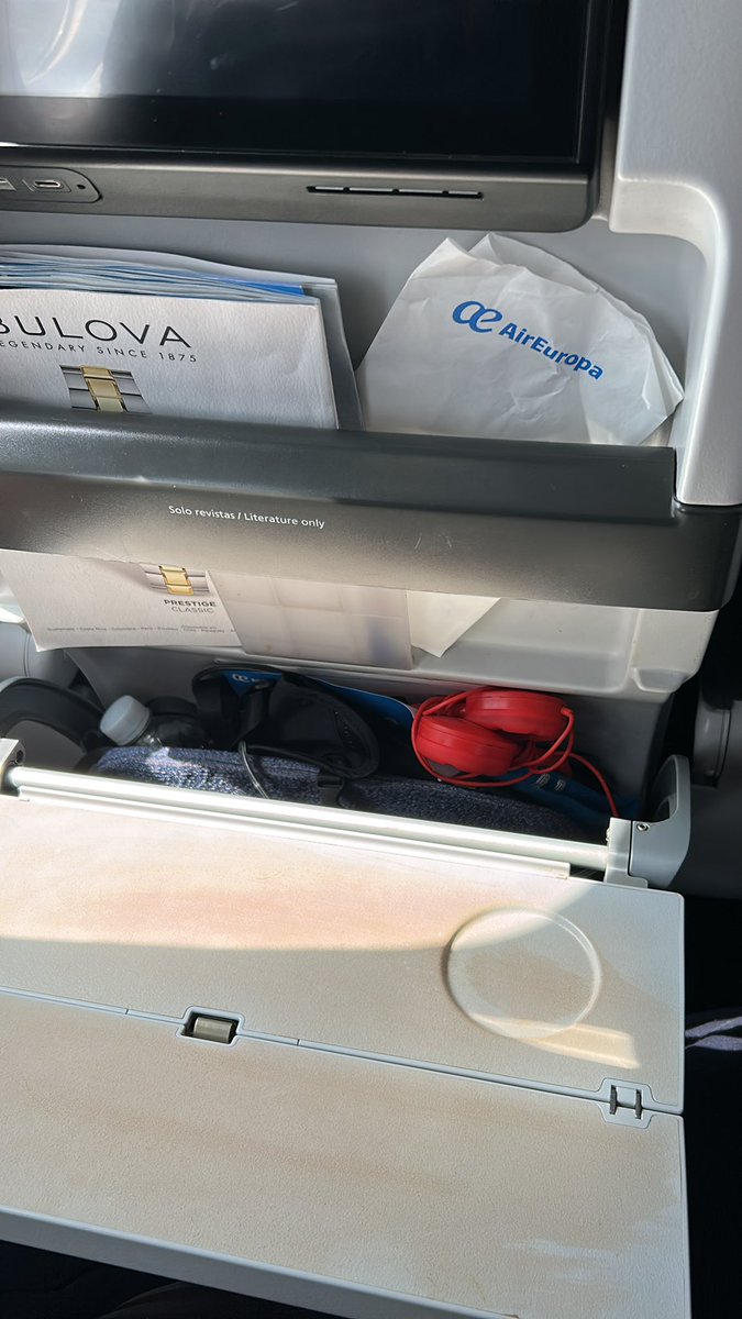 jvidagany's tweet photo. @AirEuropa hablar de la profesionalidad y trato del personal tanto de tierra como tripulación me lo guardo para otra publicación, pero el estado del b787-9 saliendo hoy de Lima es lamentable, baños antes del despegue sucios, sin jabón o papel. Asientos sucios y mesas sucias. https://t.co/2fcw3quNcS