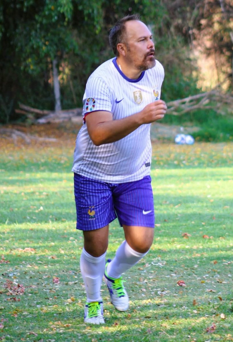 Hombres futbolistas y algo mas tweet media