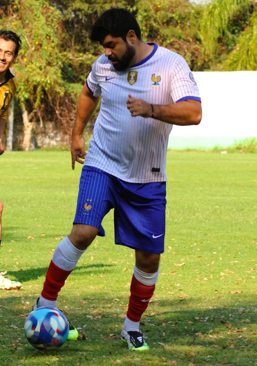 Hombres futbolistas y algo mas tweet media