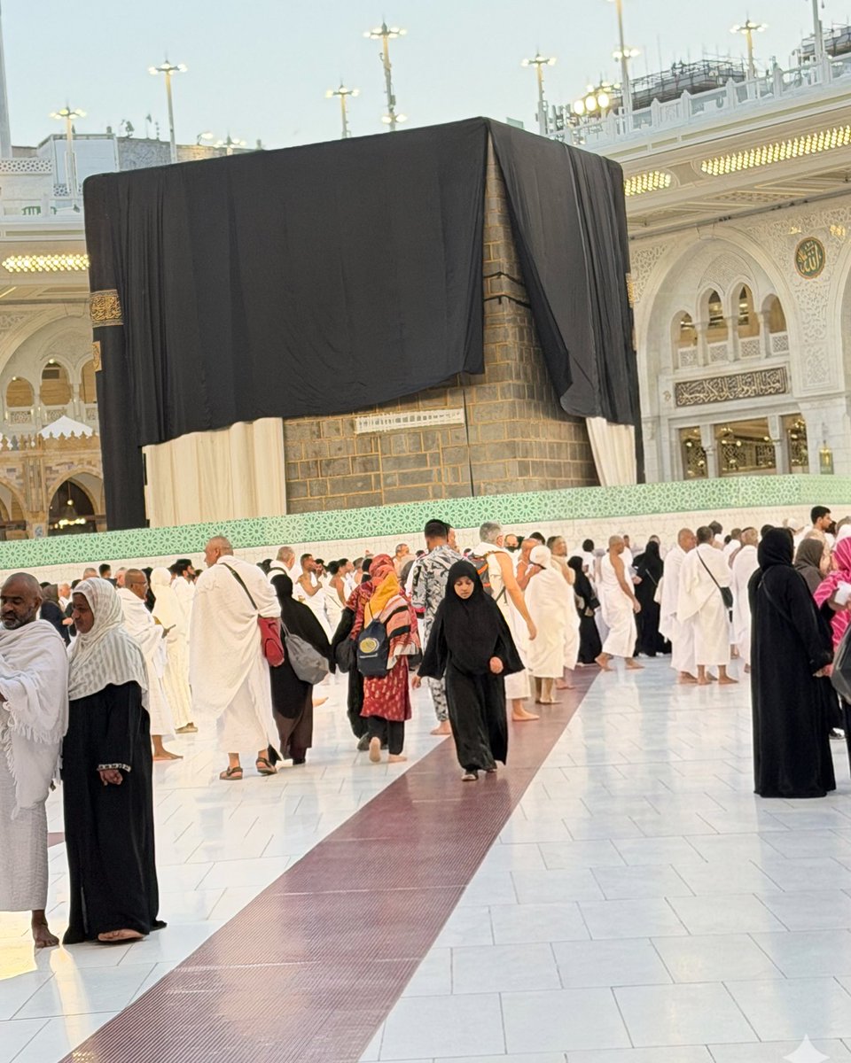 hayalhanemersin's tweet photo. Örtü değişiminde görünen Kabe’nin en yalın hali. https://t.co/HOvSJ7IxEh