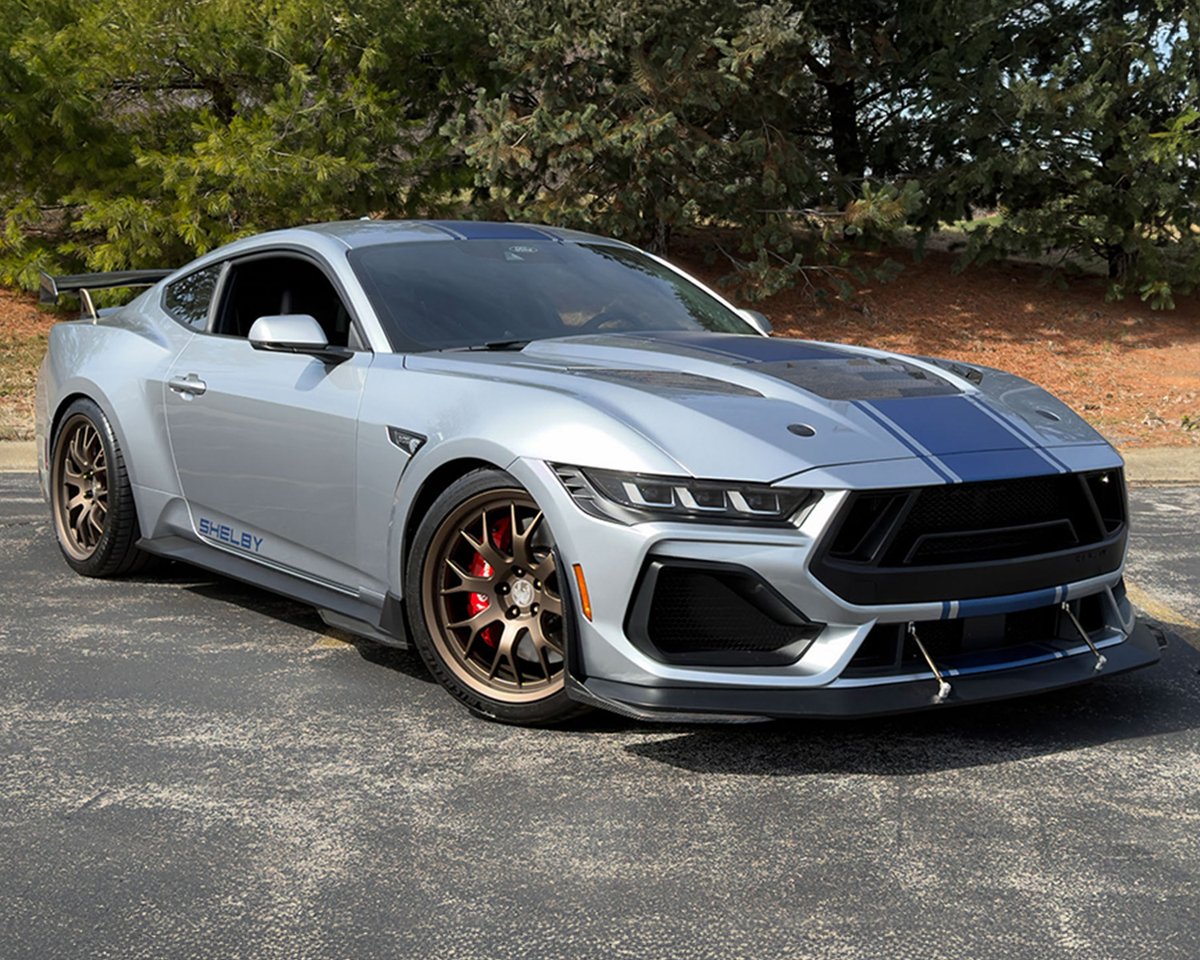 Barrett_Jackson's tweet image. This one comes with serious bite. This 2024 @FordMustang Super Snake is powered by a Whipple-supercharged 5.0-liter V-8 engine producing 830hp, paired with a 10-speed automatic transmission. Selling with No Reserve during the 2026 #PalmBeach Auction.

bit.ly/PB26TW-2024For…