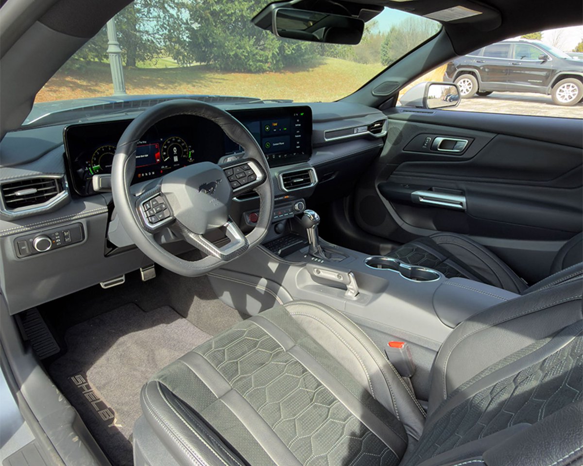 Barrett_Jackson's tweet image. This one comes with serious bite. This 2024 @FordMustang Super Snake is powered by a Whipple-supercharged 5.0-liter V-8 engine producing 830hp, paired with a 10-speed automatic transmission. Selling with No Reserve during the 2026 #PalmBeach Auction.

bit.ly/PB26TW-2024For…