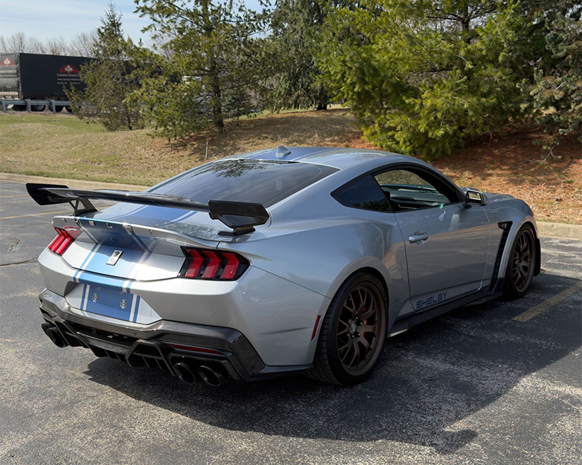 Barrett_Jackson's tweet image. This one comes with serious bite. This 2024 @FordMustang Super Snake is powered by a Whipple-supercharged 5.0-liter V-8 engine producing 830hp, paired with a 10-speed automatic transmission. Selling with No Reserve during the 2026 #PalmBeach Auction.

bit.ly/PB26TW-2024For…