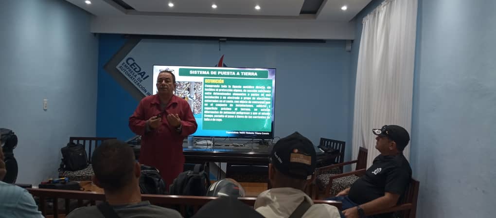 onurevc's tweet image. 📢 ¡El taller especializado en montaje mecánico y eléctrico de sistemas fotovoltaicos sigue adelante! En esta ocasión, abordaremos el tema de Sistemas de Aterramiento Físico, a cargo de expertos de CEDAI.

#Capacitación #ONUREVC #SistemasFotovoltaicos