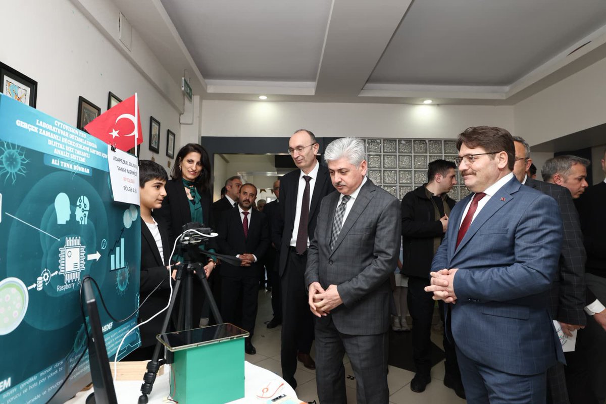 SakaryaValiligi's tweet photo. Valimiz Sayın Rahmi Doğan, Adapazarı Bilim Sanat Merkezi’ni ziyaret ederek yürütülen eğitim faaliyetleri, öğrencilere yönelik hazırlanan projeler ve sürdürülen bilimsel ve sanatsal etkinlikler hakkında yetkililerden bilgi aldı; sınıfları ve atölyeleri gezerek öğrencilerle bir araya geldi.

Ayrıca, “TÜBİTAK tarafından düzenlenen 2024 A Lise / 2024 B Ortaokul Öğrencileri Araştırma Projeleri Yarışması” kapsamında ilimizden katılarak bölge birincisi olan ve finallere katılmaya hak kazanan ortaokul kategorisindeki okullarımız:
• Adapazarı Bilim Sanat Merkezi: Biyoloji
• Kocaali İmam Hatip Ortaokulu: Teknoloji Tasarım
• Karasu Sezi Eratik Ortaokulu: Tarih
alanlarında elde ettikleri başarılarla bölge birincisi olan öğrencileri tebrik eden Vali Doğan, gösterdikleri gayret ve başarıdan dolayı öğrencileri kutladı; emeği geçen öğretmen ve idarecilere teşekkür etti.